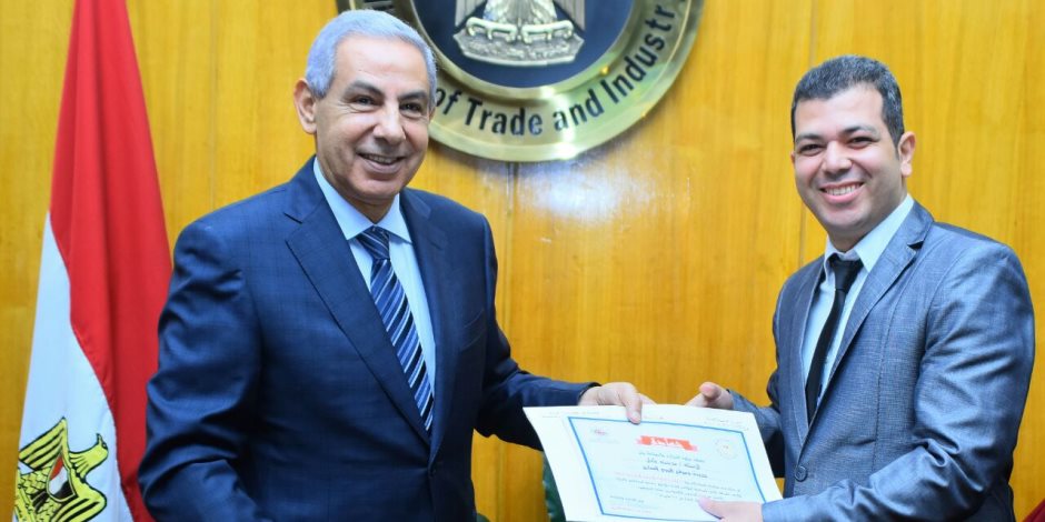 وزير التجارة والصناعة يختتم فعاليات البرنامج التدريبي "آليات وأدوات التجارة الخارجية لمصر"