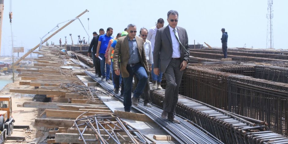 هشام عرفات يتابع أعمال تنفيذ محاور النقل التنموية الجديدة غرب الإسكندرية 