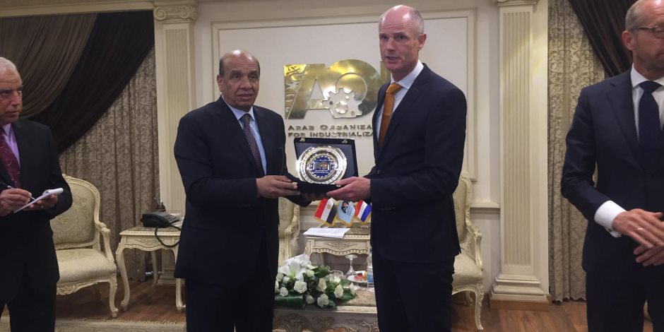 رئيس «العربية للتصنيع» يمنح وزير خارجية هولندا درع الهيئة