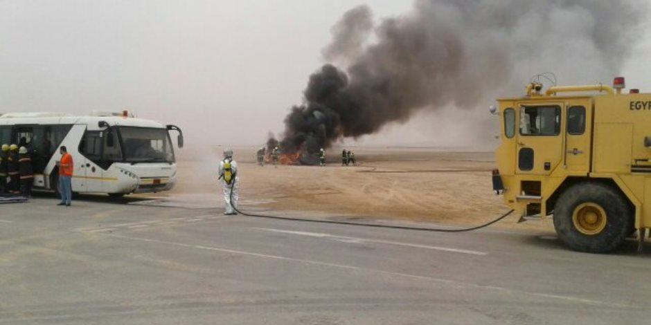 مطار أسيوط يجري تجربة طوارئ لمحاكاة اشتعال طائرة (صور)