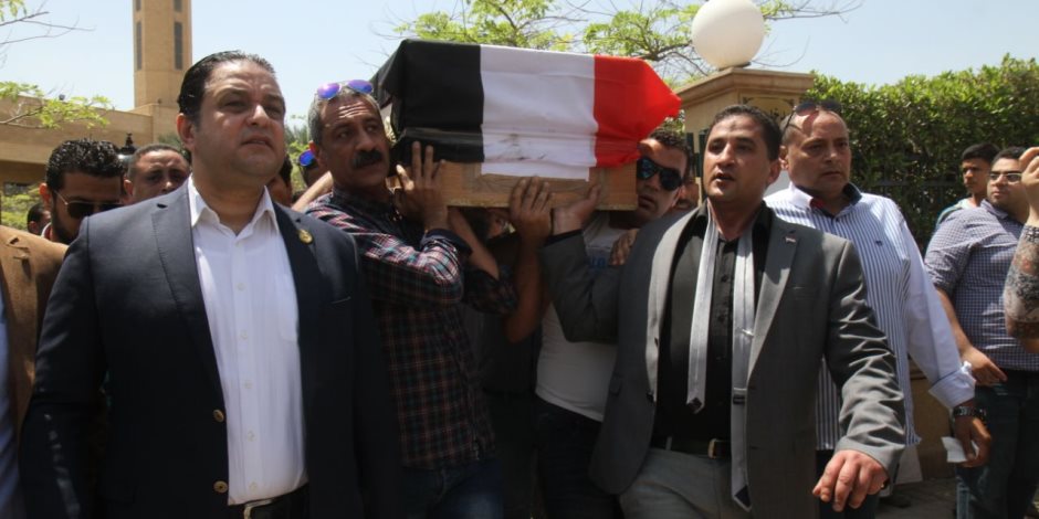 جثمان الطالبة «مريم حاتم» يغادر مطار القاهرة إلى مثواه الأخير (صور) 