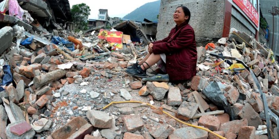 مواطنون صينيون يضعون الورود بموقع زلزال سيشوان 2008