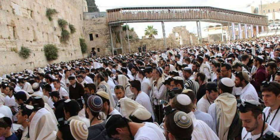 توتر في بيت المقدس.. آلاف المستوطنين بأعلام إسرائيل في المسجد الأقصى.. وقوات الاحتلال تضرب الفلسطينيين (فيديو وصور)