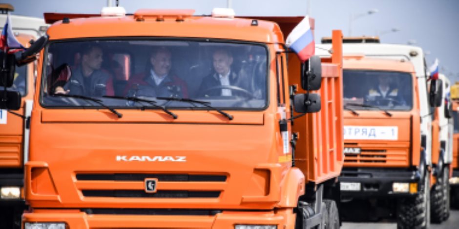بوتين يقود شاحنة لعبور أكبر جسر فى أوروبا يربط القرم بجنوب روسيا (فيديو)