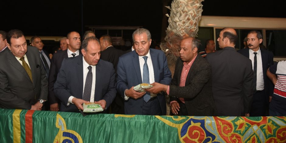وزير التموين ومحافظ الإسكندرية يتفقدا منفذ بيع السلع التموينة بالعطارين (صور)