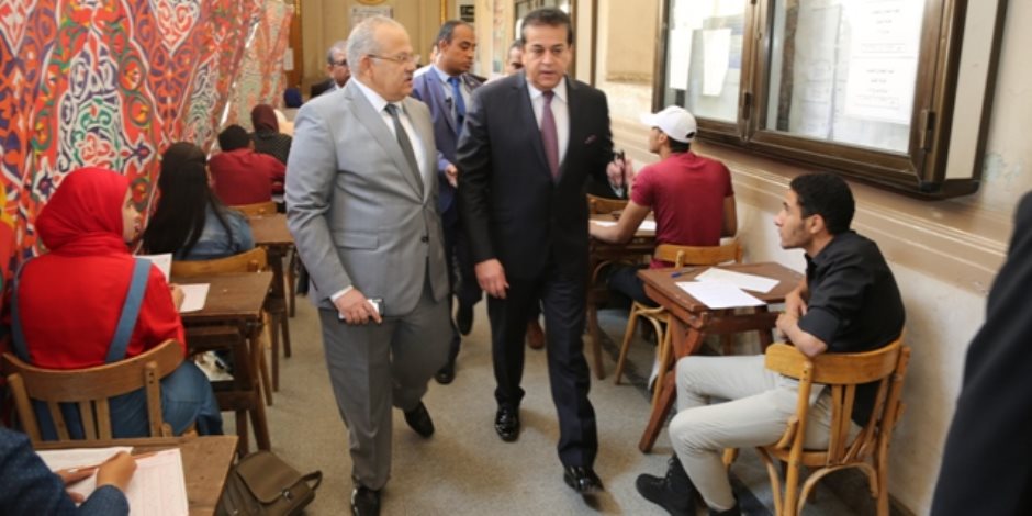 ماذا كان يفعل وزير التعليم العالي في جامعة القاهرة؟ (صور)