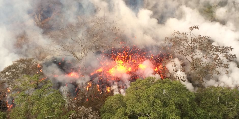 بركان «كيلاويا» ينشر أدخنته السوداء في سماء «هاواي» الأمريكية (صور)