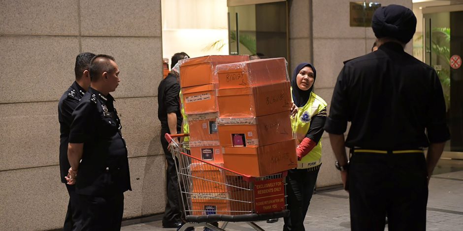 ماليزيا تصادر حقائب خلال مداهمة شقق أقارب رئيس وزراءها السابق (صور)