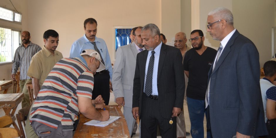 نائب رئيس جامعة الأزهر يتفقد امتحانات الترم الثاني بكليات فرع أسيوط (صور)