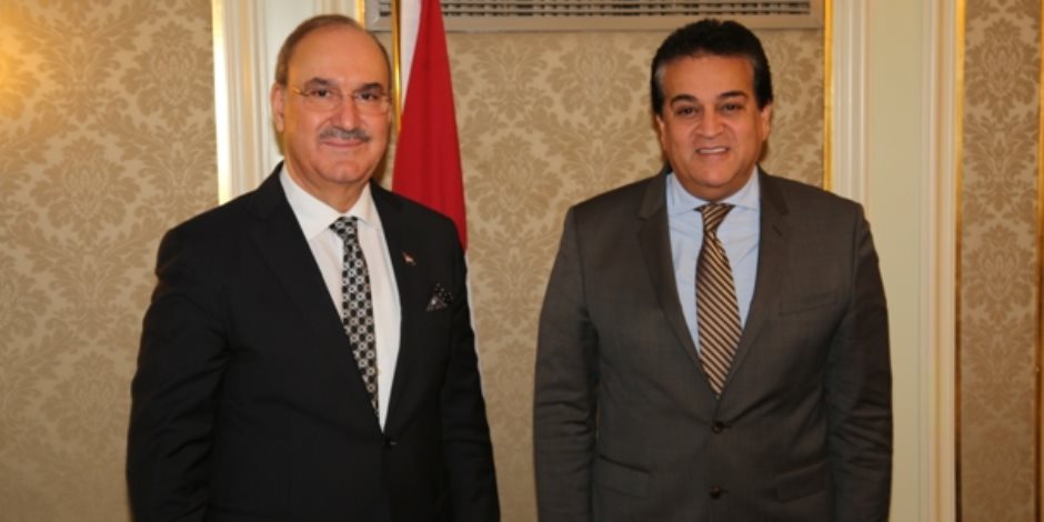 وزير التعليم العالي يبحث مع سفير العراق آليات التعاون العلمى 