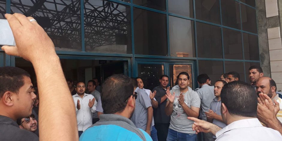 أمن مستشفى شبين الكوم الجامعي ينظمون وقفة احتجاجية من أجل التثبيت