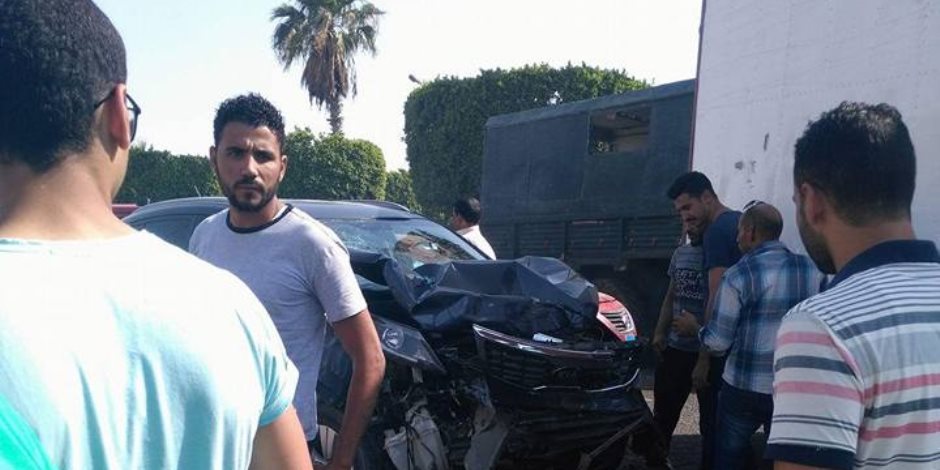 إصابة 3 أشخاص في حادث بين سيارتين بالعاشر من رمضان (صور)