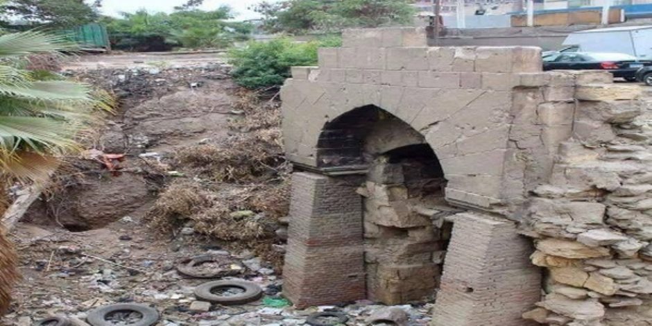 الآثار تبدأ التحقيق مع مسئولي القاهرة بعد تداول صور القمامة تحيط بمسجد "باب التوفيق"