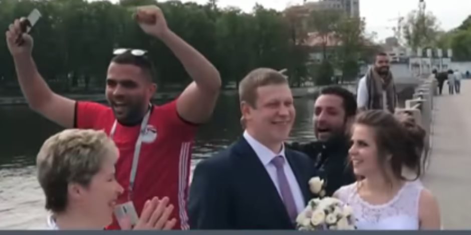هل يتزوج الروس على طريقة مصر قريبا؟.. شاهد ما فعله مشجعون مصريون في موسكو (فيديو)