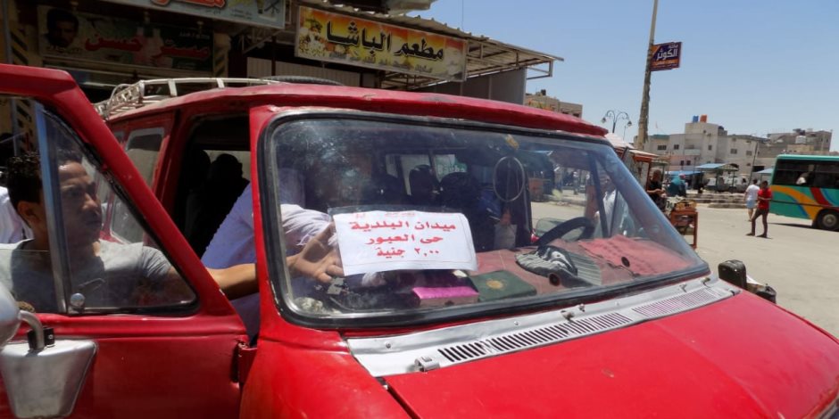 تحذيرات للمخالفين.. شمال سيناء تطبق تعريفة سيارات الأجرة الجديدة بالمواقف (صور)