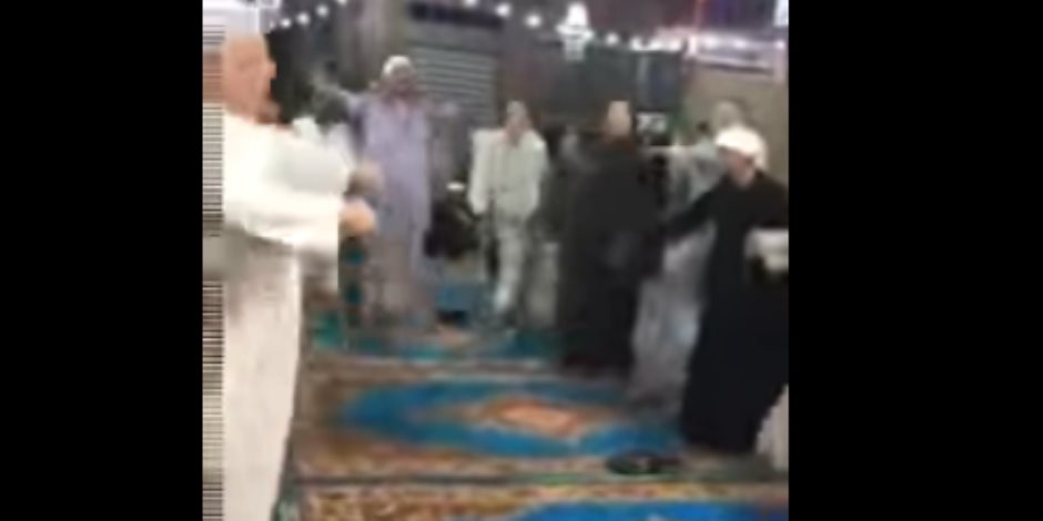 بعد واقعة الشيخ الراقص وأتباعه بالدقهلية.. لماذا حرم الدين الحديث خلال الصلاة؟ 
