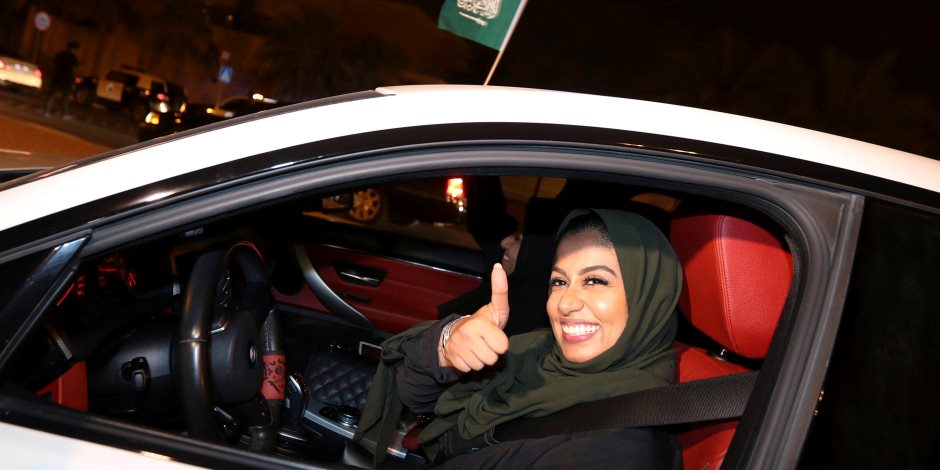 بعد مرور عام على السماح لها بقيادة السيارة.. كيف أثبتت المرأة السعودية قوتها مجالات جديدة؟ 