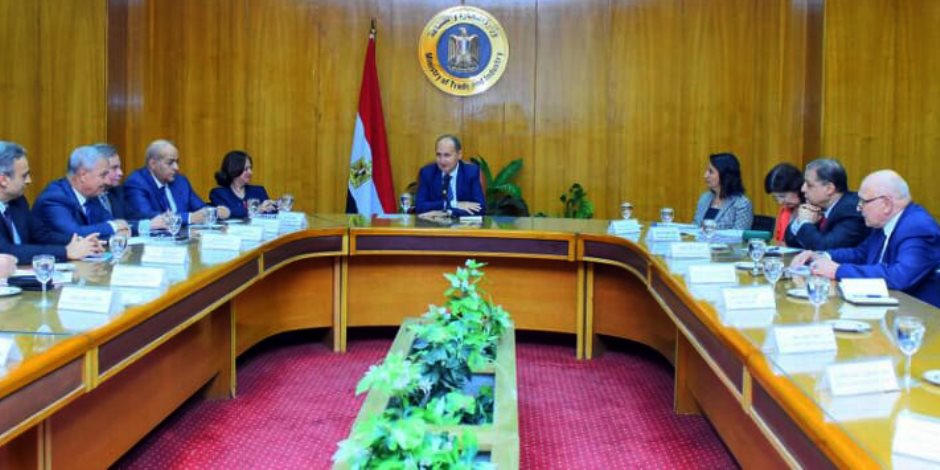 خطة الثلاث محاور.. كيف رسم وزير التجارة والصناعة طريق النهوض بالمنتج المصري؟