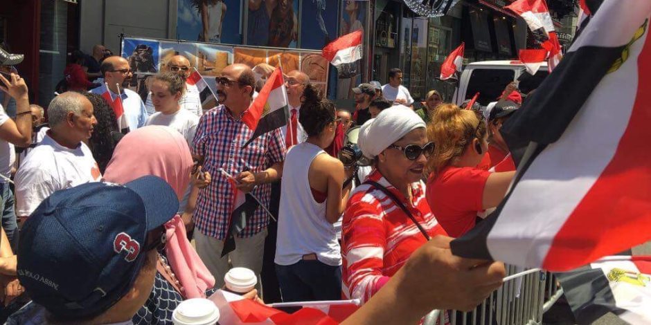 بالأعلام وصور السيسي.. مصريون يحتفلون بذكرى 30 يونيو في تايم سكوير أكبر ميادين العالم