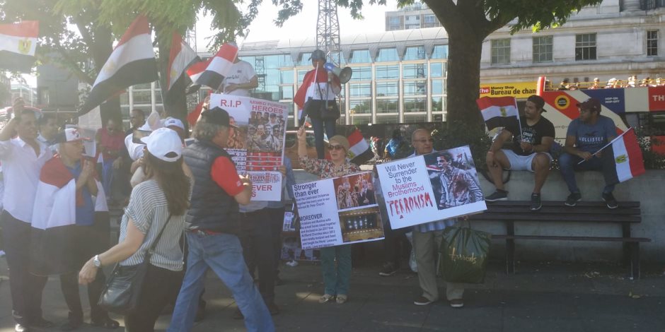 «من يدفع ثمن الدم يا إخوان».. المصريون في لندن يحتفلون بذكرى ثورة 30 يونيو (صور)