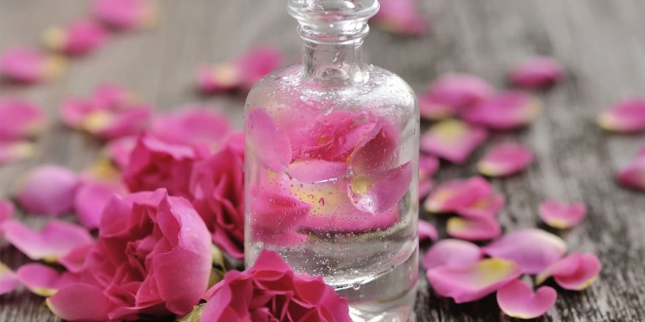 علشان تبقي زهرة في بستان.. 3 وصفات سهلة ومدهشة لعلاج البشرة الجافة بـ"ماء الورد"