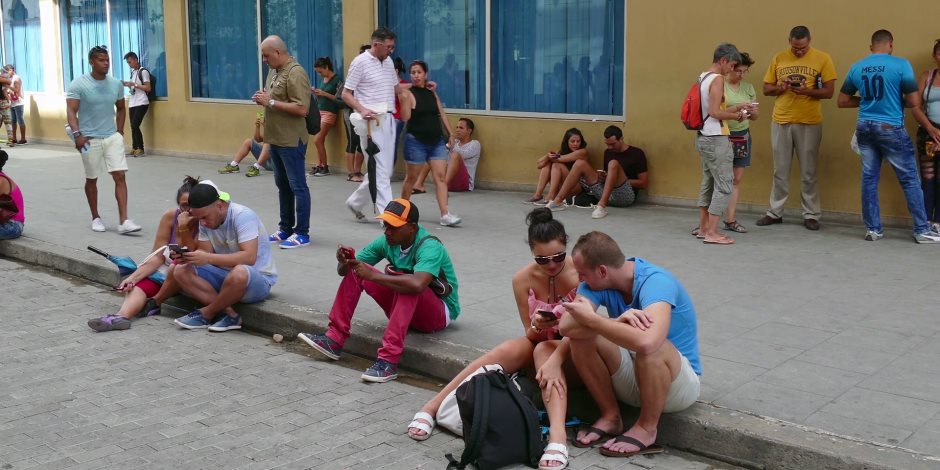 الساعة بـ 2 دولار.. كوبا تسمح أخيرا لمواطنيها باستخدام الإنترنت عبر الموبايل