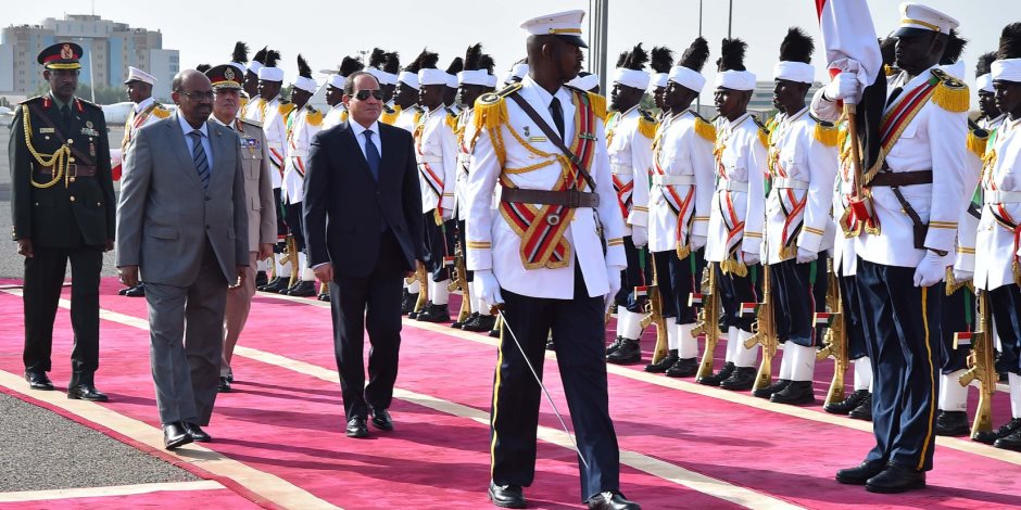 لحظة استقبال الرئيس السيسي والسيدة قرينته في «الخرطوم» (صور)