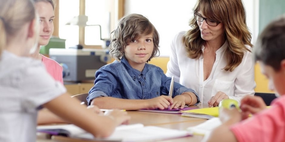 للأباء والأمهات.. 8 نصائح تساعد الطفل في عمل الواجب المدرسي