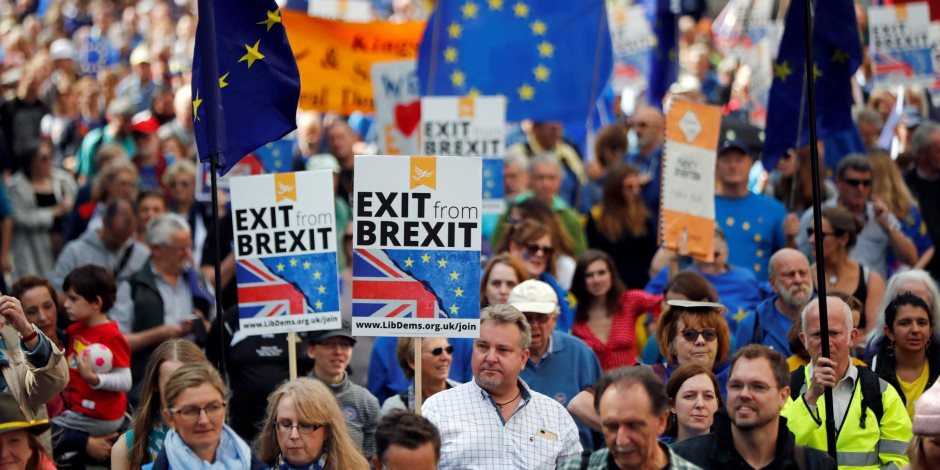 استطلاع: نصف ناخبي بريطانيا يؤيدون إجراء استفتاء على اتفاق «بريكسيت»