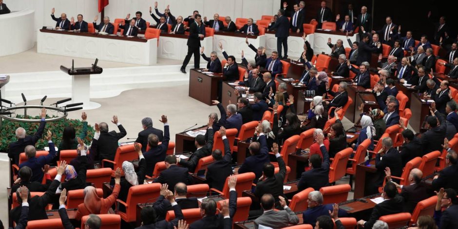 أردوغان يشتري صمتهم رغم انهيار الليرة.. ميزانية البرلمان التركي 76 مليون دولار سنويا