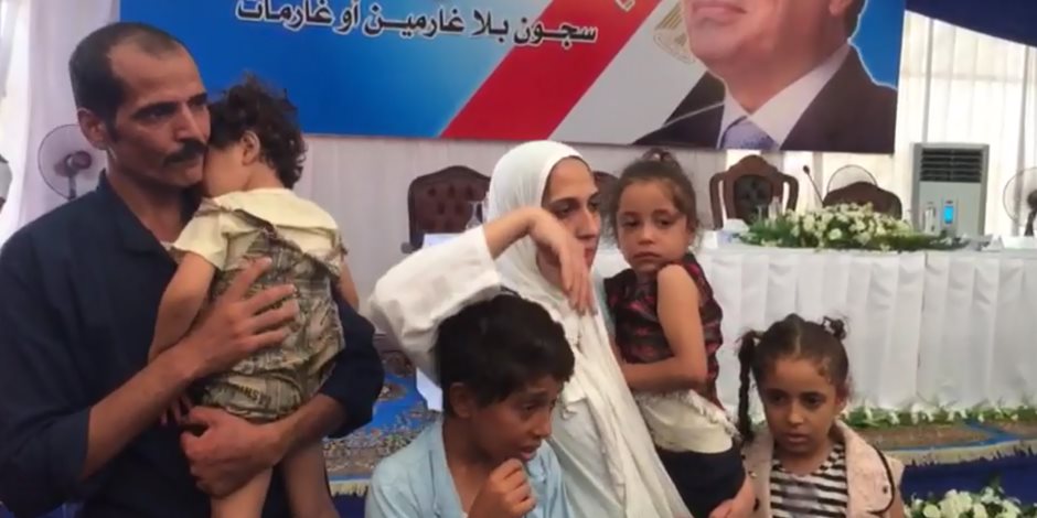 مبادرة الرئيس للإفراج عن الغارمين تعيد الإبتسامة لأب وأم لأربعة أبناء (فيديو)