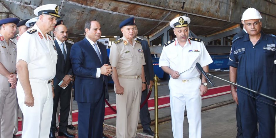 الرئيس السيسي يتفقد هناجر وورش إصلاح القوات البحرية (صور)