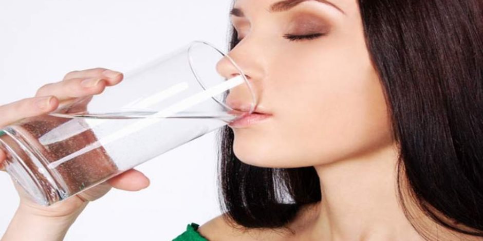 تعرف على الطريقة الصحيحة.. شرب المياه بكميات كبيرة يتسبب بمشاكل صحية
