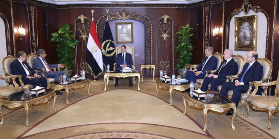 وزير الداخلية يستقبل أمين عام مجلس وزراء الداخلية العرب لمناقشة التعاون الأمني العربي