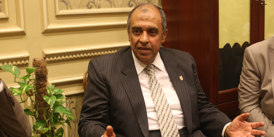عز الدين أبو ستيت.. هل يختلق وزير الزراعة الأزمة ويدير الوزارة كـ«عزبة خاصة»