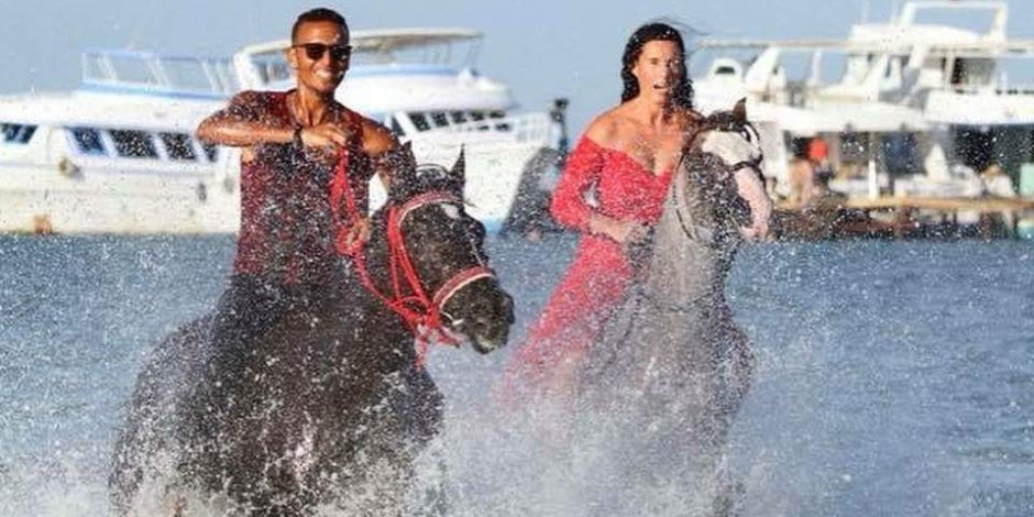 ركوب الخيول بالغردقة عشق الأوروبيين.. السائحون يفضلون ممارستها على الشواطئ الرملية (صور) 