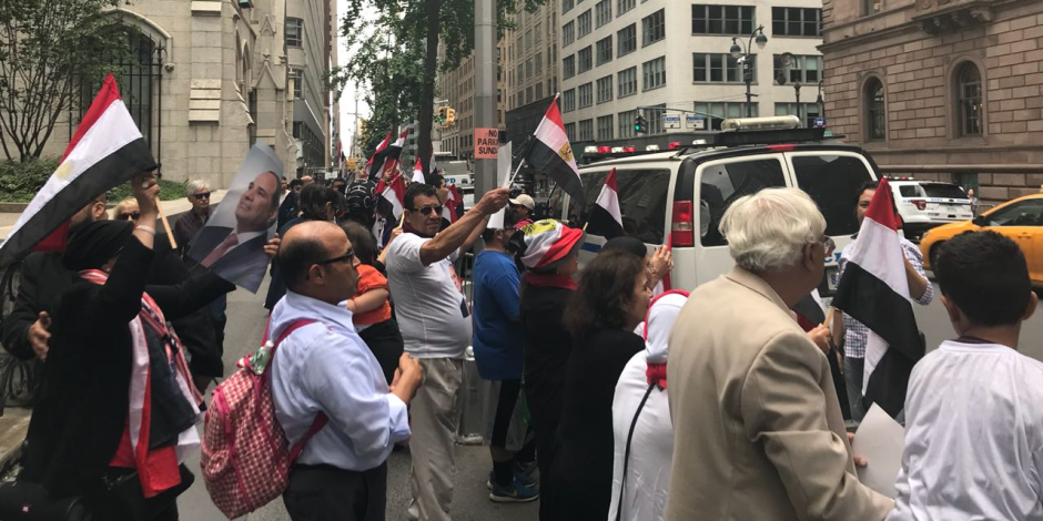 "بشرة خير" تلهب حماس المصريين بنيويورك أمام مقر إقامة الرئيس السيسي (صور) 