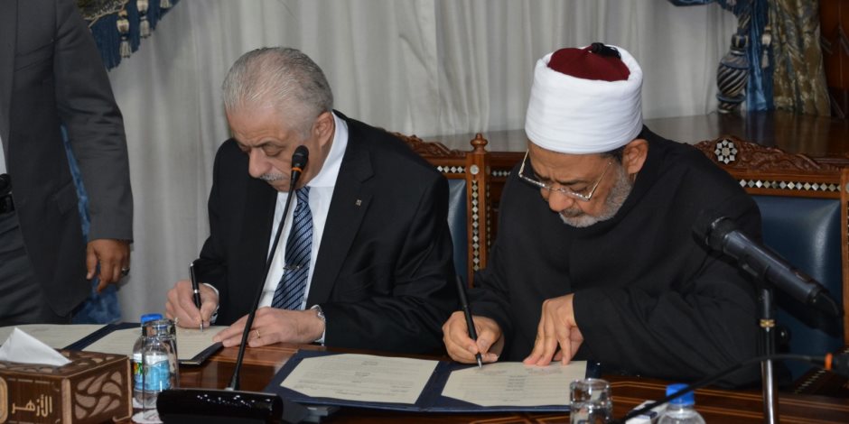 أول تحرك لتنفيذ خطة بناء الإنسان المصري.. «الطيب» و«شوقي» يوقعان اتفاقية تعاون