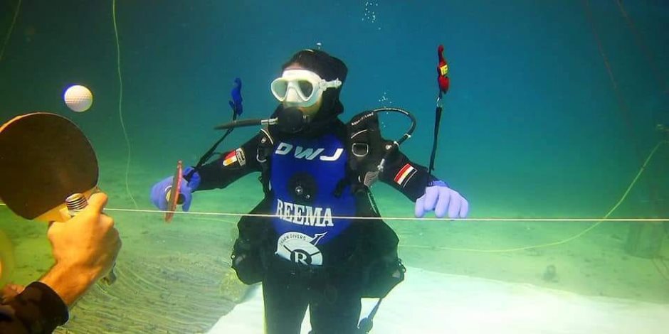دعماً للسياحة.. ريم أشرف ترفع علم مصر بعد تنفيذها أطول غطسة تحت الماء (صور) 