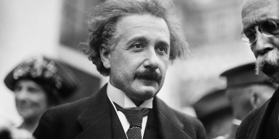 كيف كان يعيش عالم الفيزياء الشهير أينشتاين؟.. 10 صورة نادرة ترصد حياة العبقري