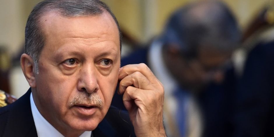 أردوغان يهدد عرشه بيده.. إضراب في قطاع المحاماة.. واعتقالات في أنحاء البلاد