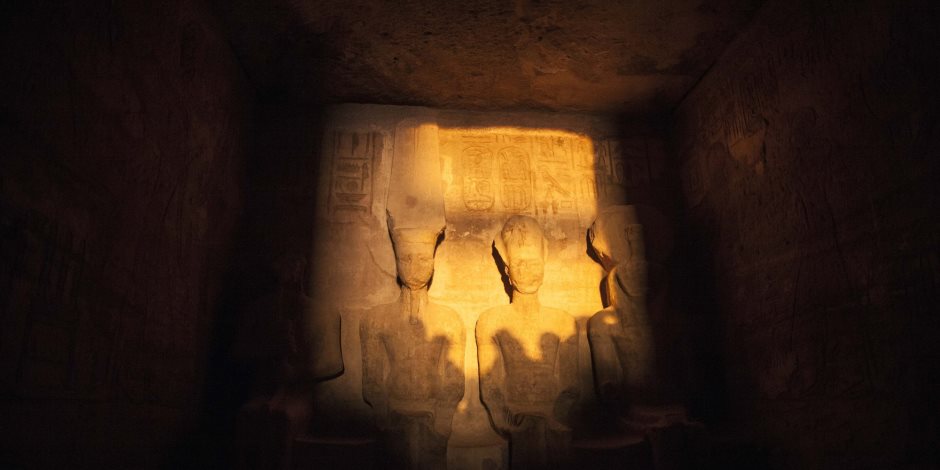 الشمس تتعامد على وجه تمثال رمسيس الثانى بالمتحف المصرى الكبير