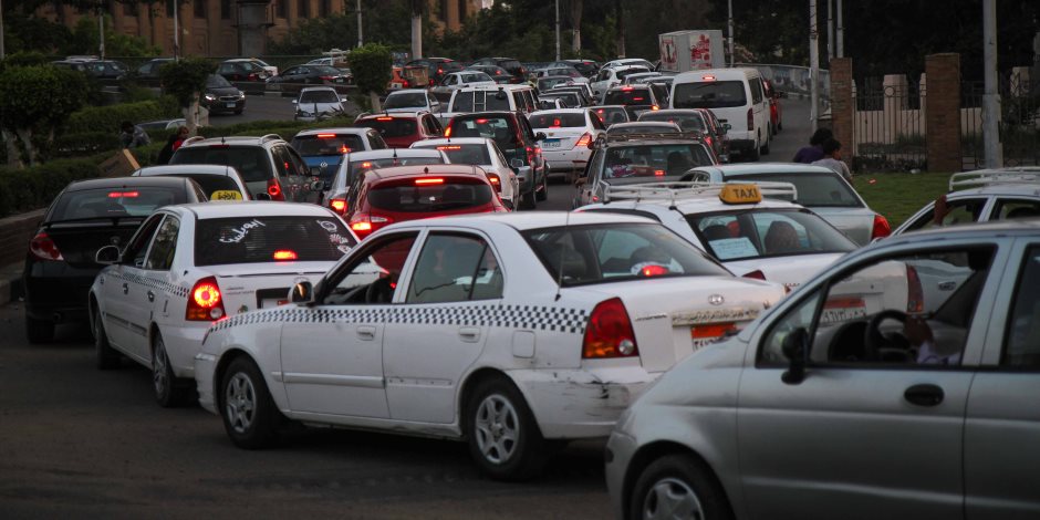 النشرة المرورية.. كثافات مرتفعة للسيارات أعلى محاور القاهرة والجيزة