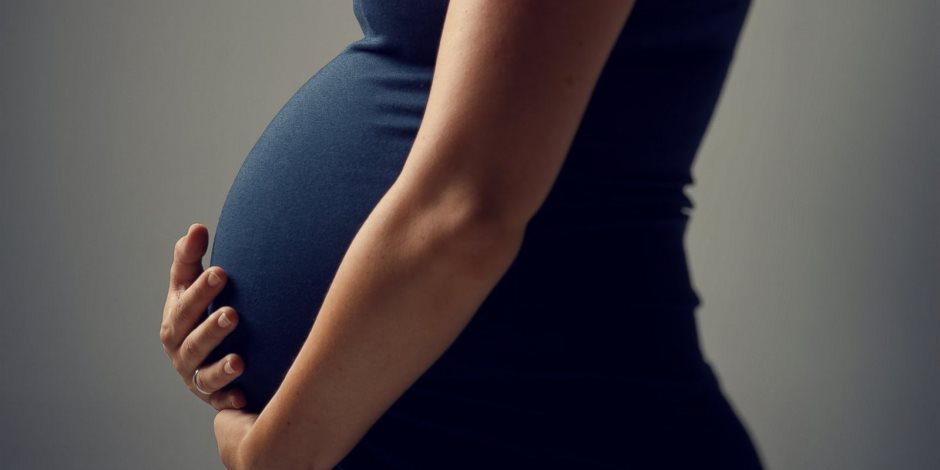 أنت تسأل وموقع طبي يجيب.. هل يؤثر تناول التمر على الحامل؟