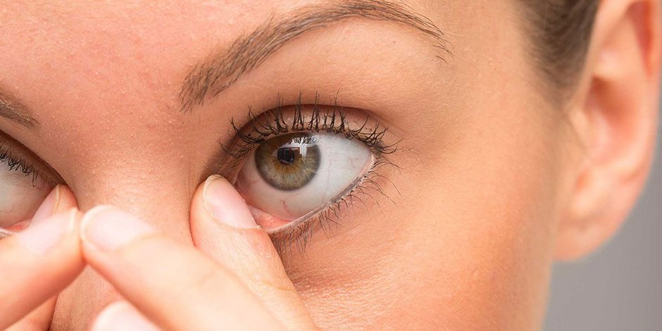 نمو الرموش داخل العين.. الأعراض والعلاج