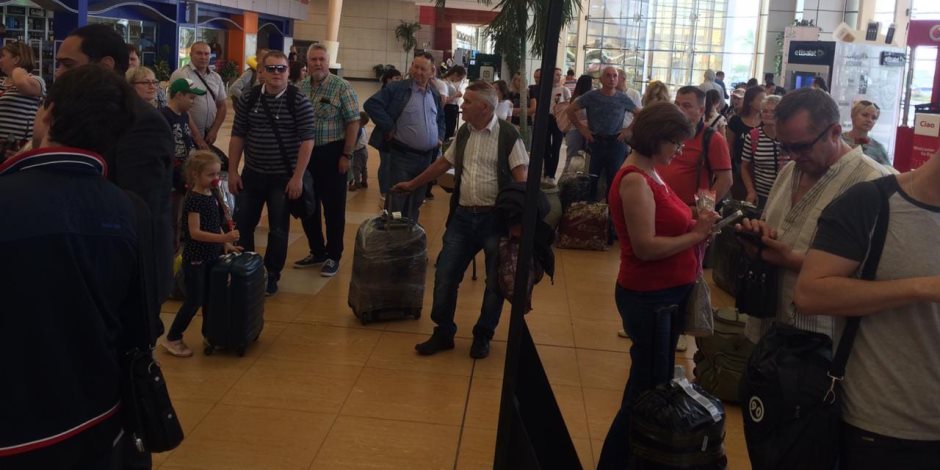 223 سائحا على متن الرحلة.. الطائرات الروسية تعود إلى مطار شرم الشيخ (صور)