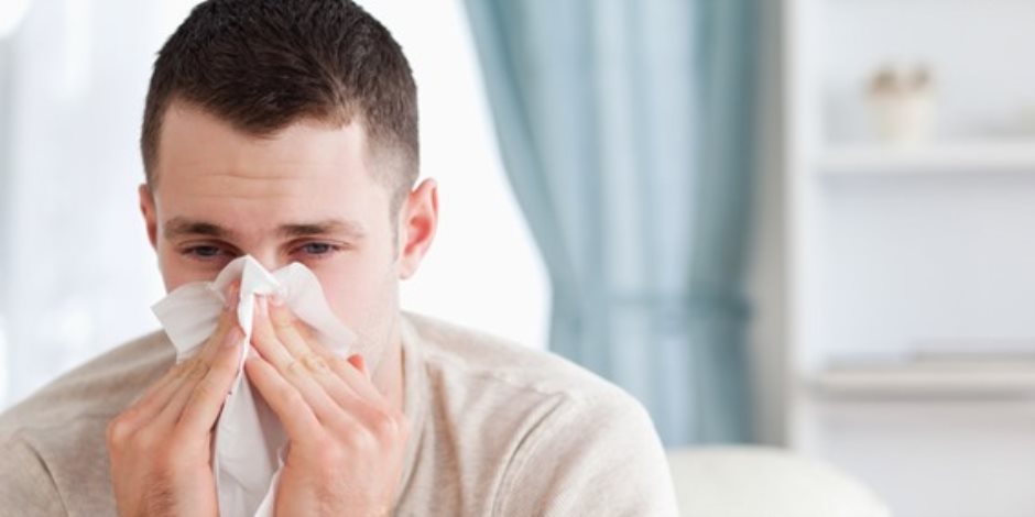 تعرف على الفرق بين الإصابة بالأنفلونزا ونزلة البرد.. الصحة تجيب