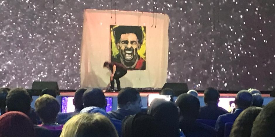 رسام أجنبي يرسم صورة لـ«محمد صلاح» على مسرح شباب العالم بحضور السيسي (صور)