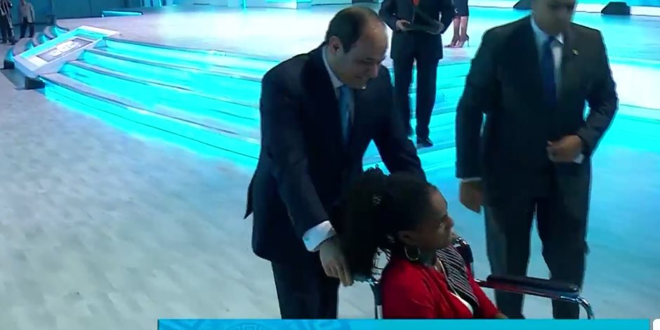 زعيم بقلب أب.. السيسي يقود كرسي فتاة من ذوي الاحتياجات الخاصة في منتدى شباب العالم