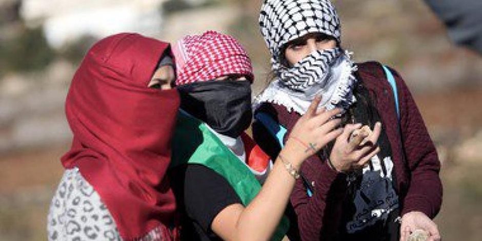 الفلسطينيات يعانين الأمرين: الاحتلال أمامهن.. وتشريعات حماس خلفهن
